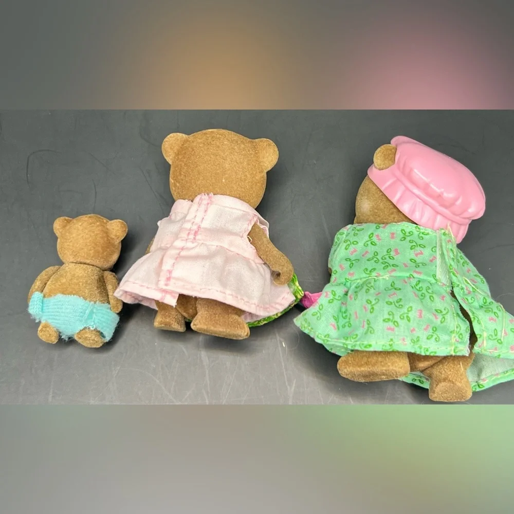 Li’l Woodzeez-Brown Bear set of 3, Bonus plastic hat on one figure.‎